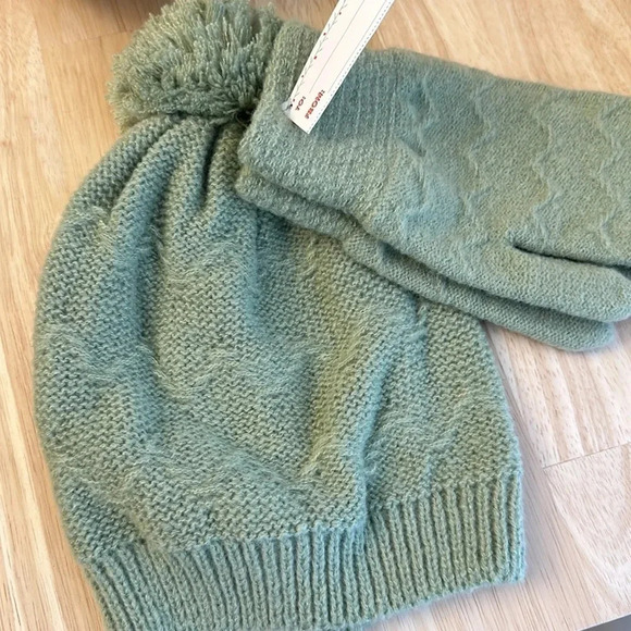 🌲🎁 NWT Beanie and Mitten Set - Picture 2 of 2